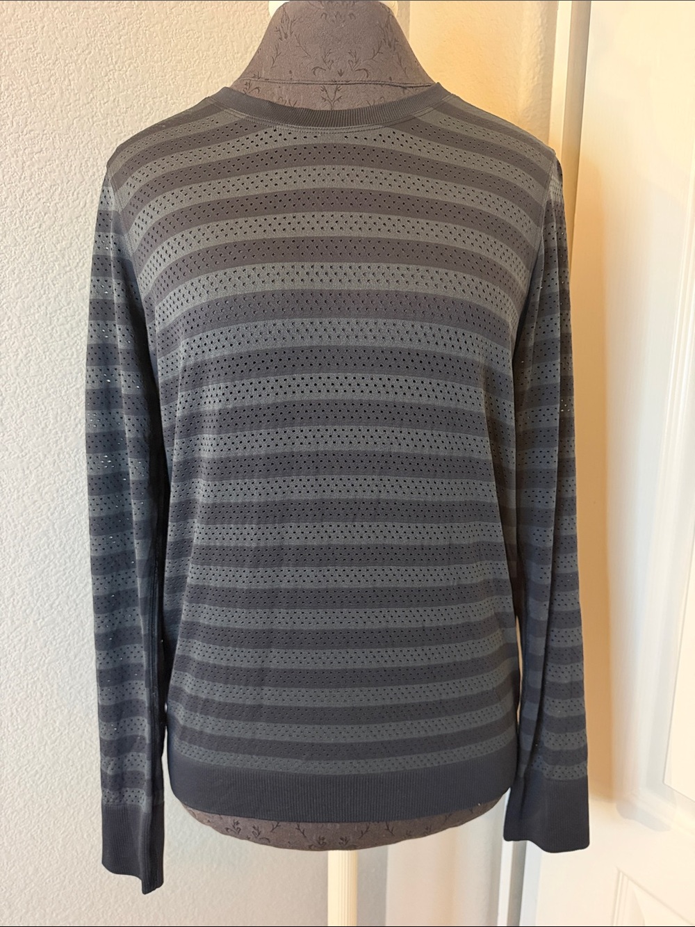 Lululemon Black & Gray striped long sleeve netting work out top size medium
